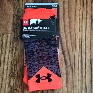 Brand New! Under Armour basketball crew socks SZ M